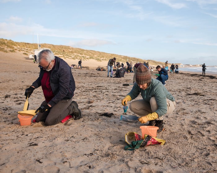 “Sentimos que estamos luchando una batalla perdida”: la carrera para eliminar millones de cuentas de plástico de Camber Sands