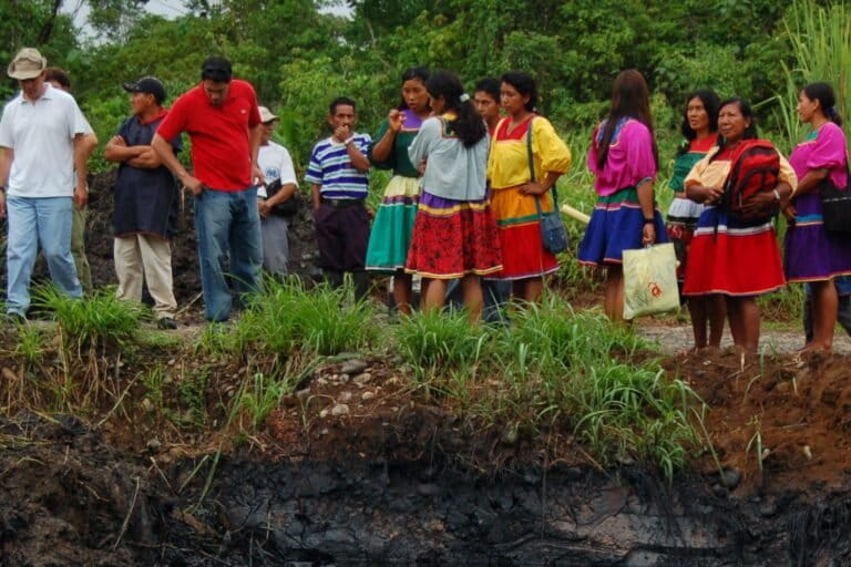 Ecuador, condenado a pagar 220 millones de dólares a Chevrón mientras la Amazonía sigue contaminada