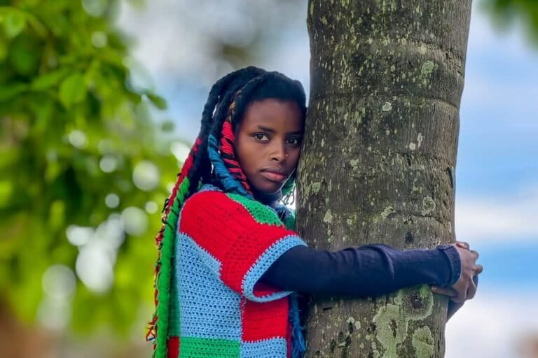 De Chipko a Nyeri: La lógica duradera del abrazo del árbol