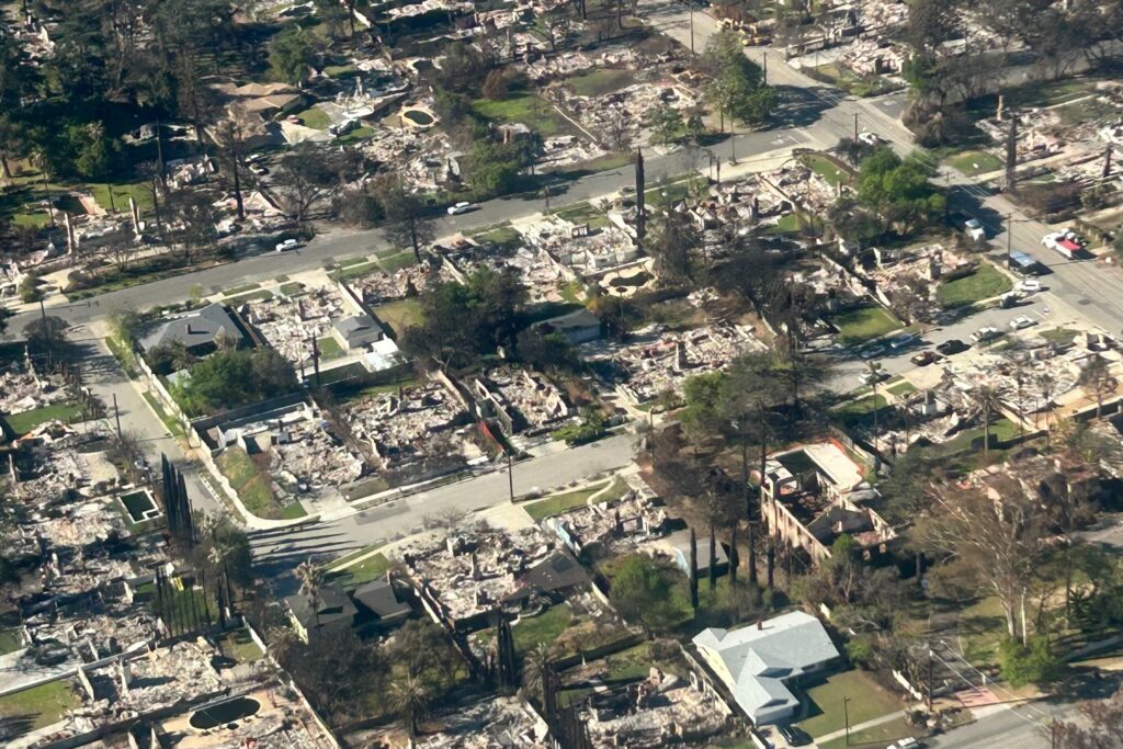 Un año después de los incendios de Los Ángeles, la recuperación está rezagada, pero manchas brillantes se fusionan