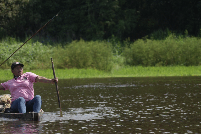 Mujeres indígenas lideran la recuperación de los lagos y la pesca sostenible en la Amazonía colombiana