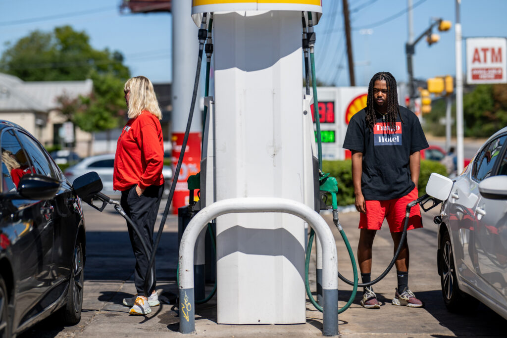 Mirando hacia arriba cuando las estaciones de gas desaparecen