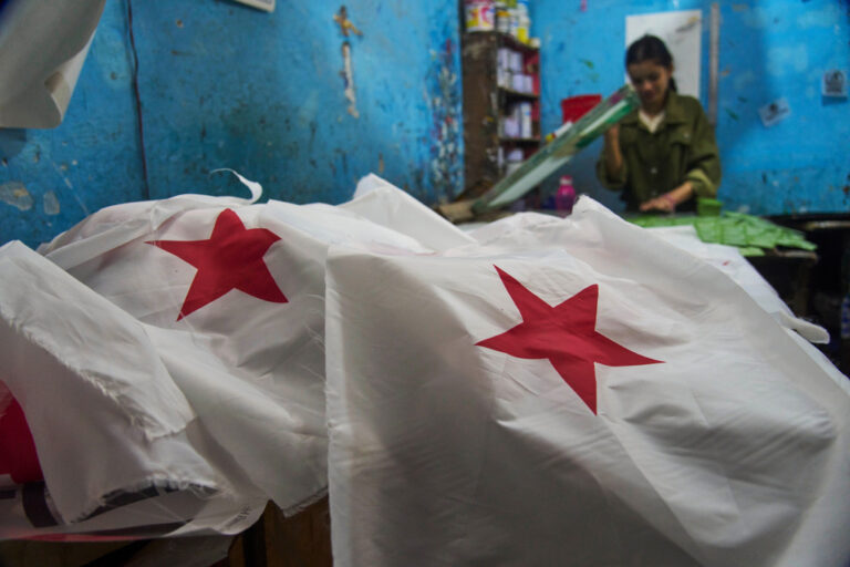 En las encuestas de Nepal, los partidos políticos se basan en la mega infraestructura