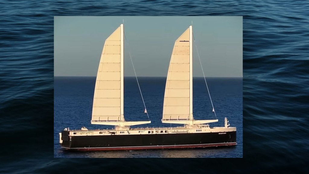 El barco de carga que está alimentado de la manera antigua