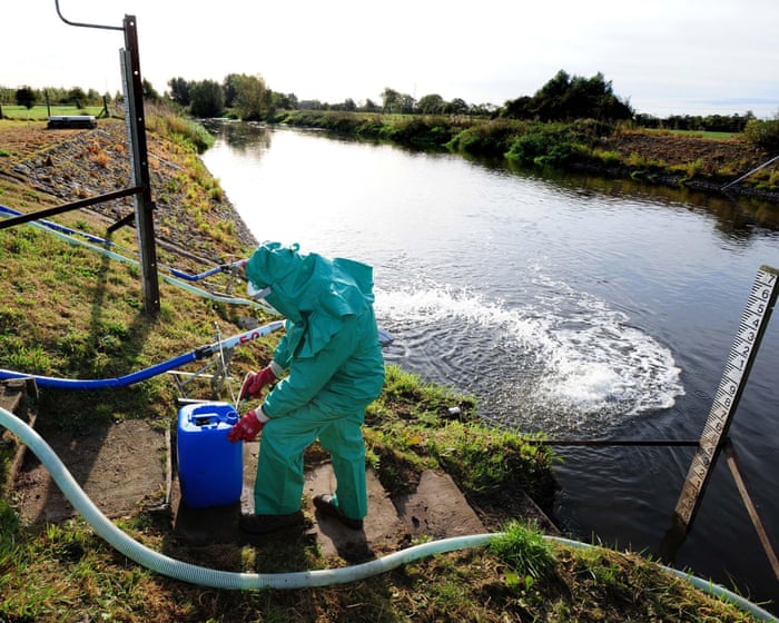 Miles de incidentes de contaminación en Inglaterra degradados sin visitar el sitio, los datos sugieren