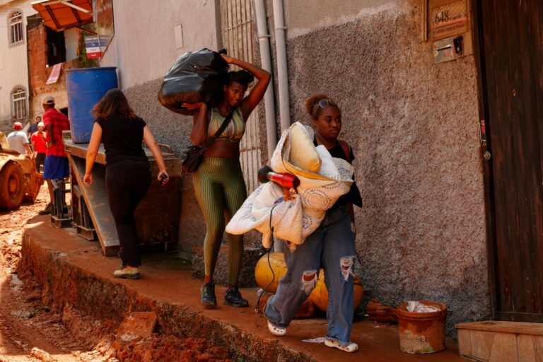 La búsqueda de sobrevivientes de inundaciones en Brasil continúa a medida que el número de muertos aumenta a 64