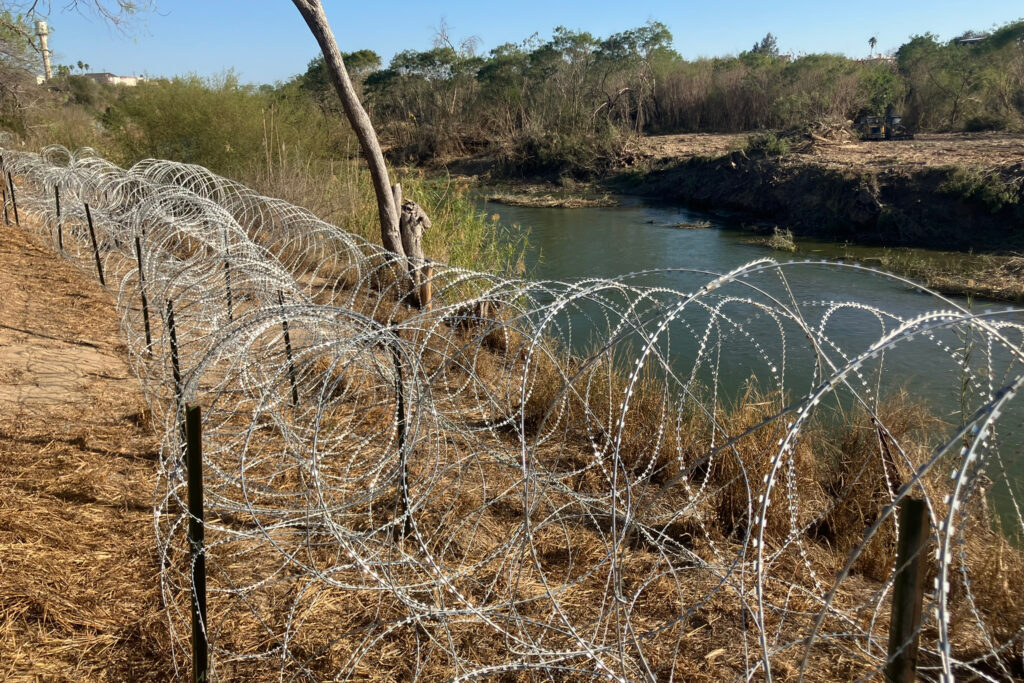 Razor Wire y Clearstream at the Border Threaten Native Rio Grande Habitat