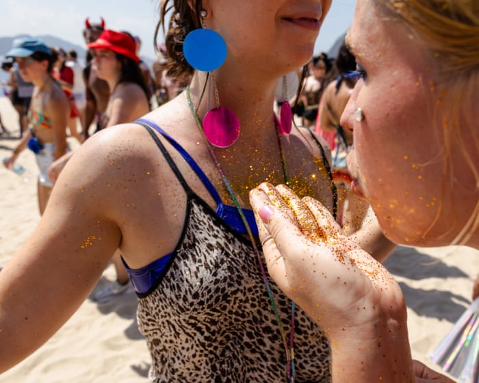 ‘Hay que tener brillo’: ¿puede el carnaval de Río dejar de amar los microplásticos que contaminan las playas?