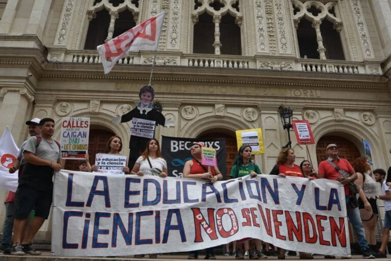 Argentina toca fondo en ciencia y tecnología: la inversión caerá a su nivel más bajo en más de 50 años| ECO Lara Campiglia