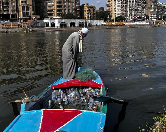 ‘El pez huyó’: Pescador del Nilo gana más recolectando plástico que pescando