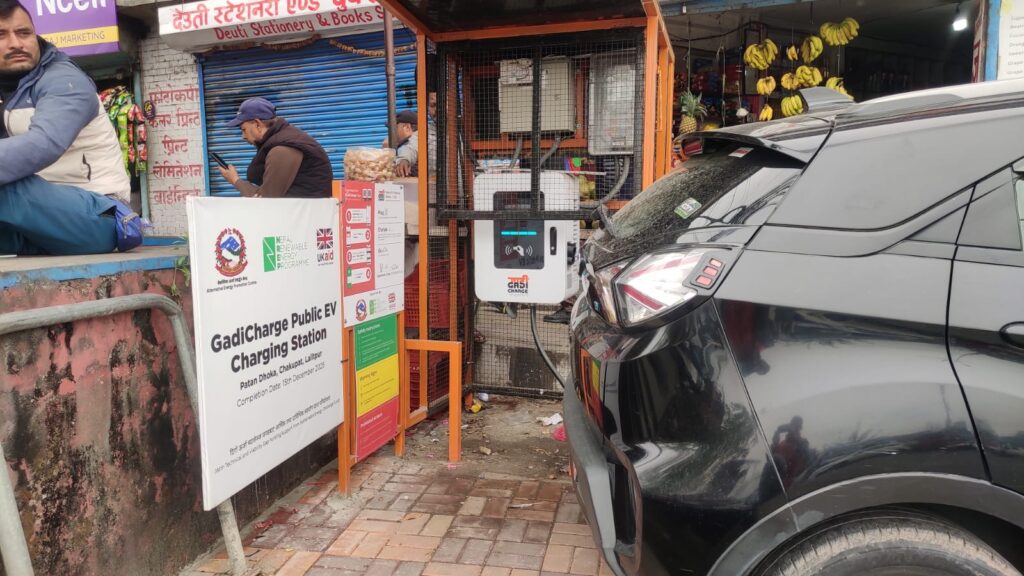La revolución de los vehículos eléctricos en Nepal se paga como la crisis del petróleo causa dolor en las bombas