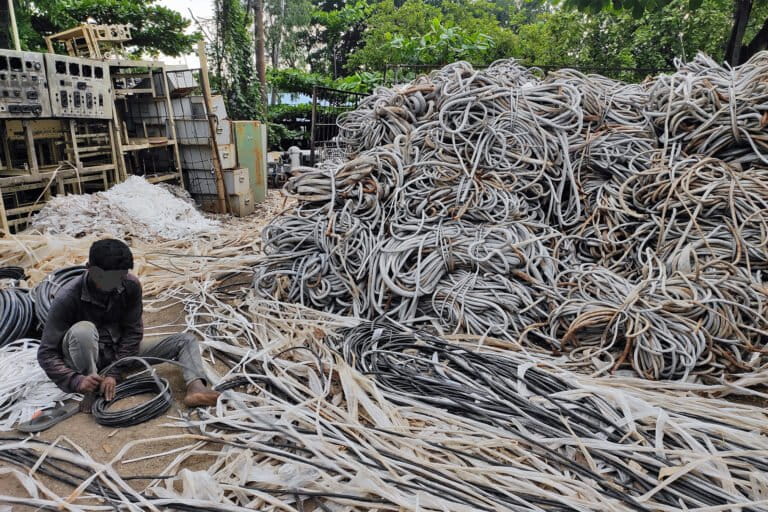 El cementerio digital: ¿Bangladesh se está convirtiendo en la puerta trasera de China para los residuos electrónicos?