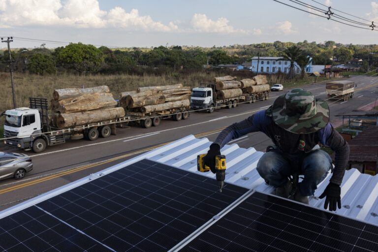 Instalación solar y deforestación en la Amazonía: Foto de la semana