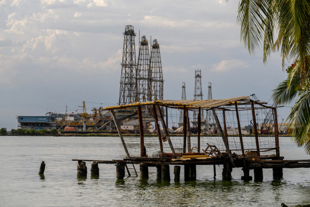 En Venezuela, la ansiedad por aumentar la producción de petróleo en la región contaminada del Lago Maracaibo
