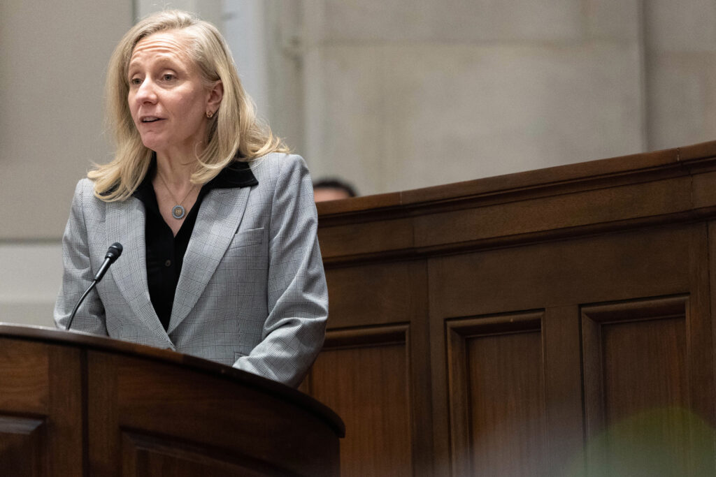 La gobernadora de Virginia aprueba leyes respaldadas por Dominion. Ahora todo depende de los reguladores.