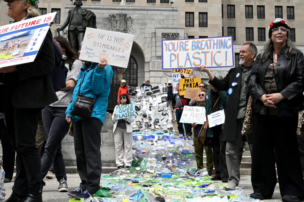 Nueva York Avanza en Ley de Plásticos Amid Debate sobre ‘Reciclaje Químico’