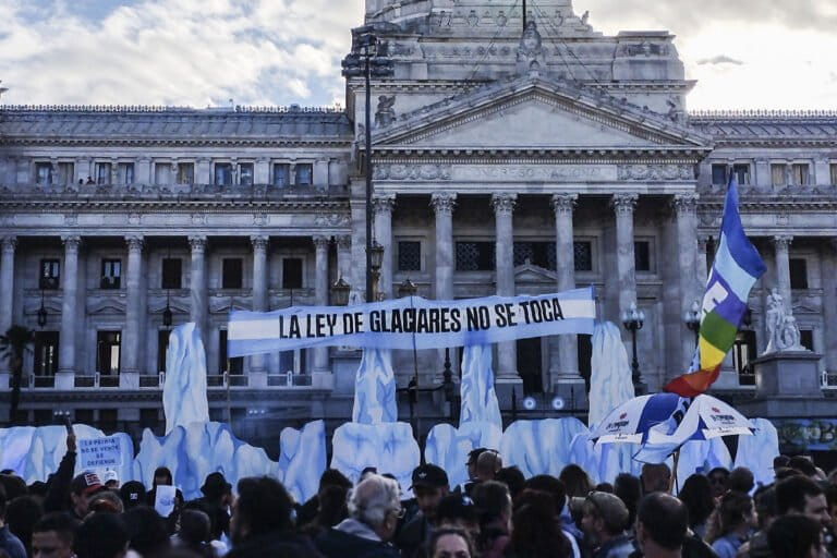 Argentina: más de 850 000 ciudadanos demandaron al Estado por la ley que debilita protección de glaciares | ECO Lara Campiglia