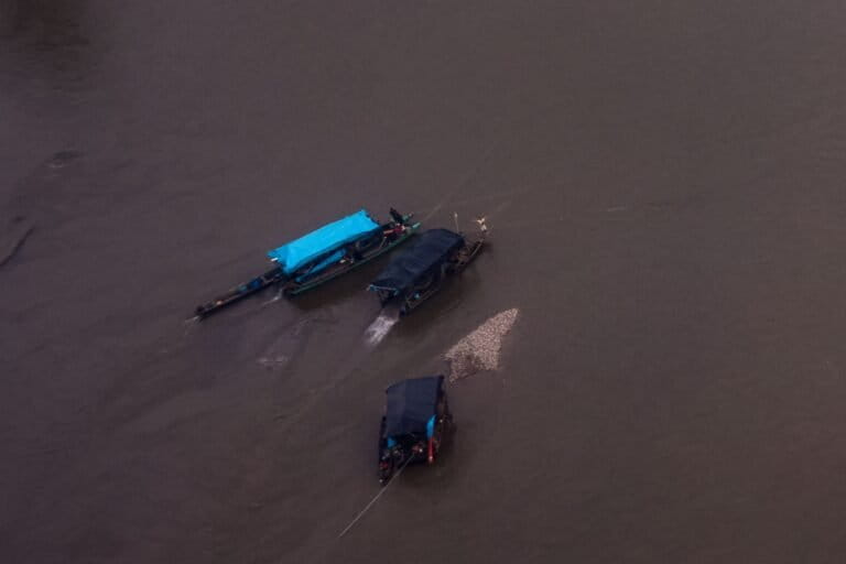 Sobrevuelos en la Amazonía peruana muestran dragas de minería ilegal, laboratorios de droga y deforestación masiva en nuevos territorios