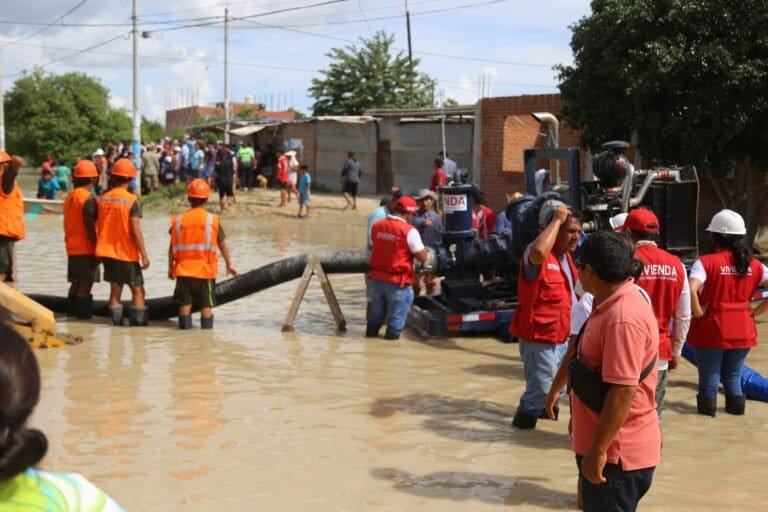Perú enfrenta fuertes lluvias en Lima: desagües colapsan, casas se inundan y cierran escuelas