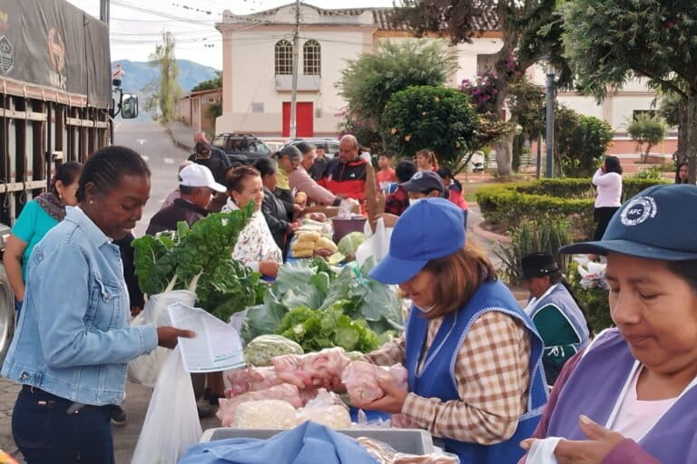 De la sabiduría lunar al Whatsapp: la información climática que salvó las cosechas de los agricultores ecuatorianos